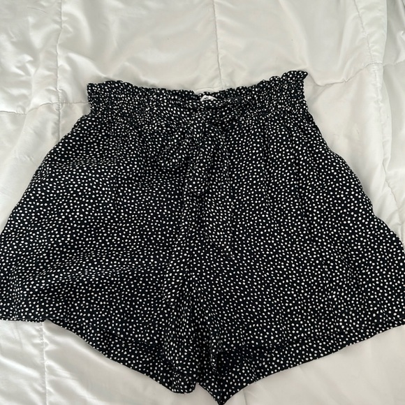 Hollister Ultra High Rise Polla Dot Flowy Shorts - Picture 1 of 4